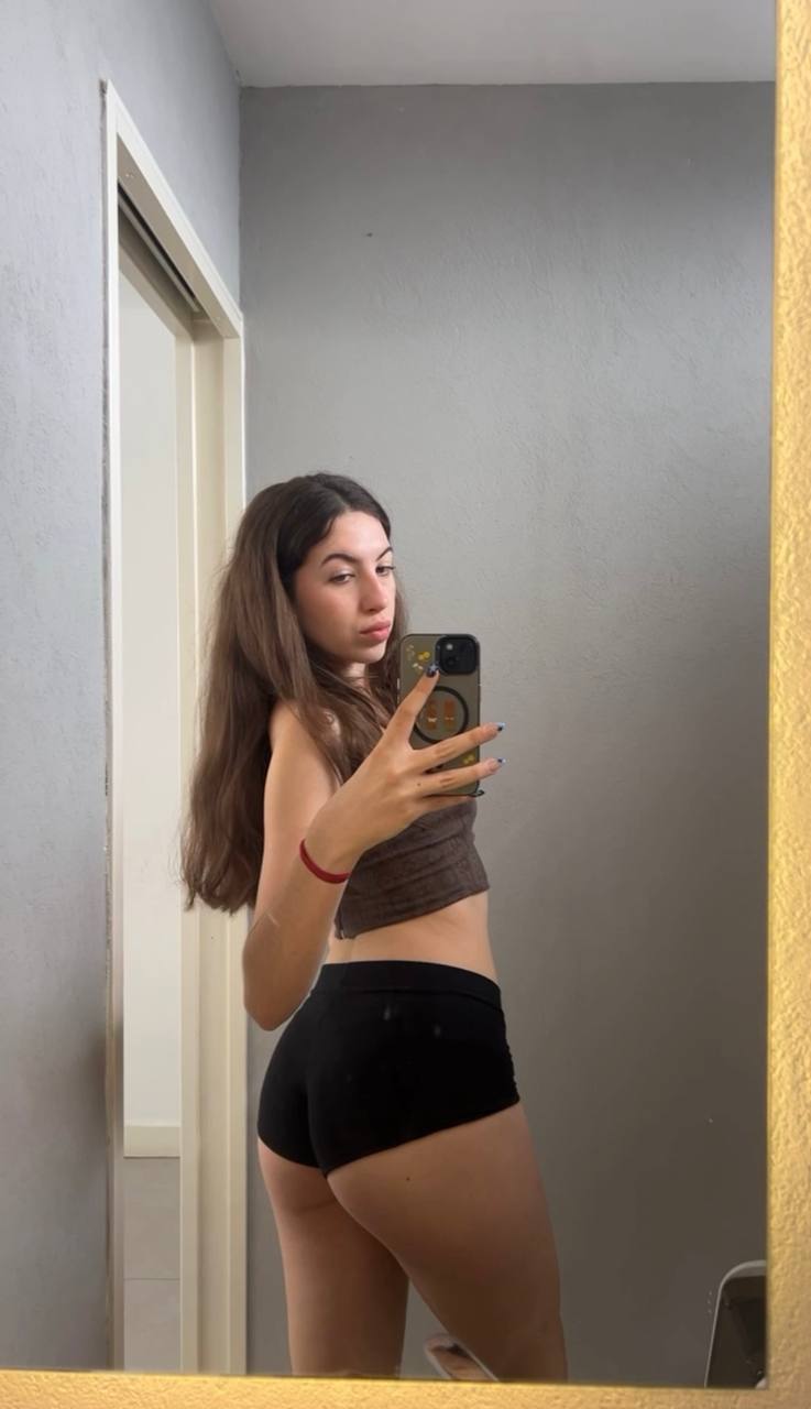 Amber in her underwear in Kum