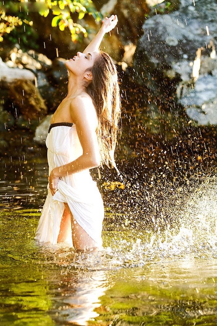 Marie Avgeropoulos in Kum