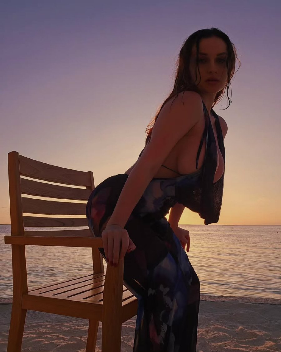 Sexy girl Miranda Faith nude in Kum