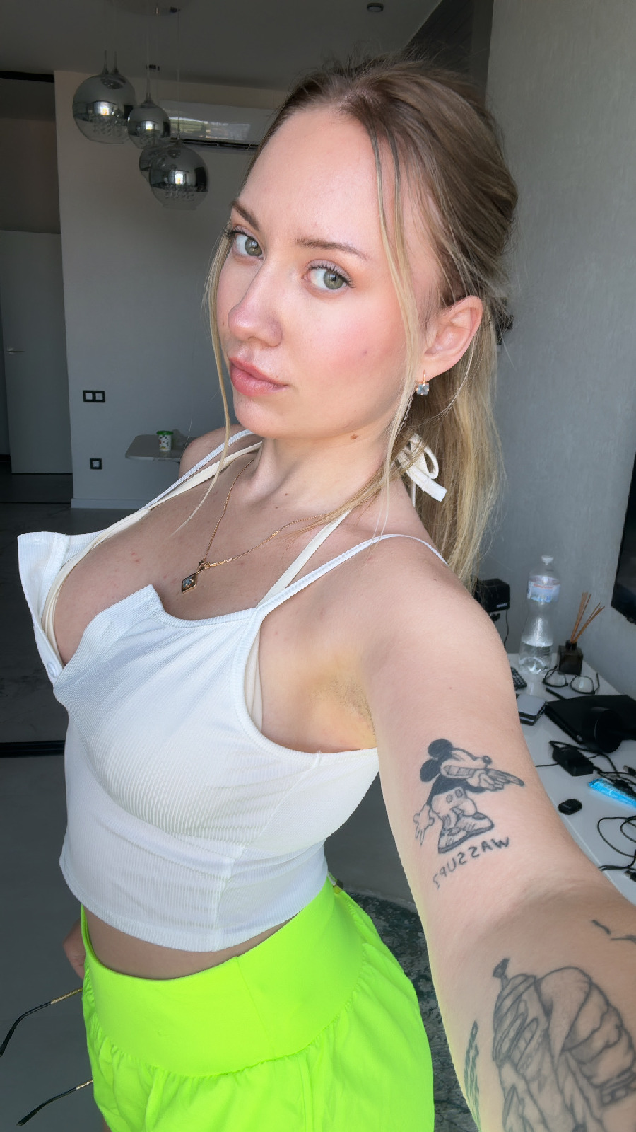 KateV in her underwear in Kum