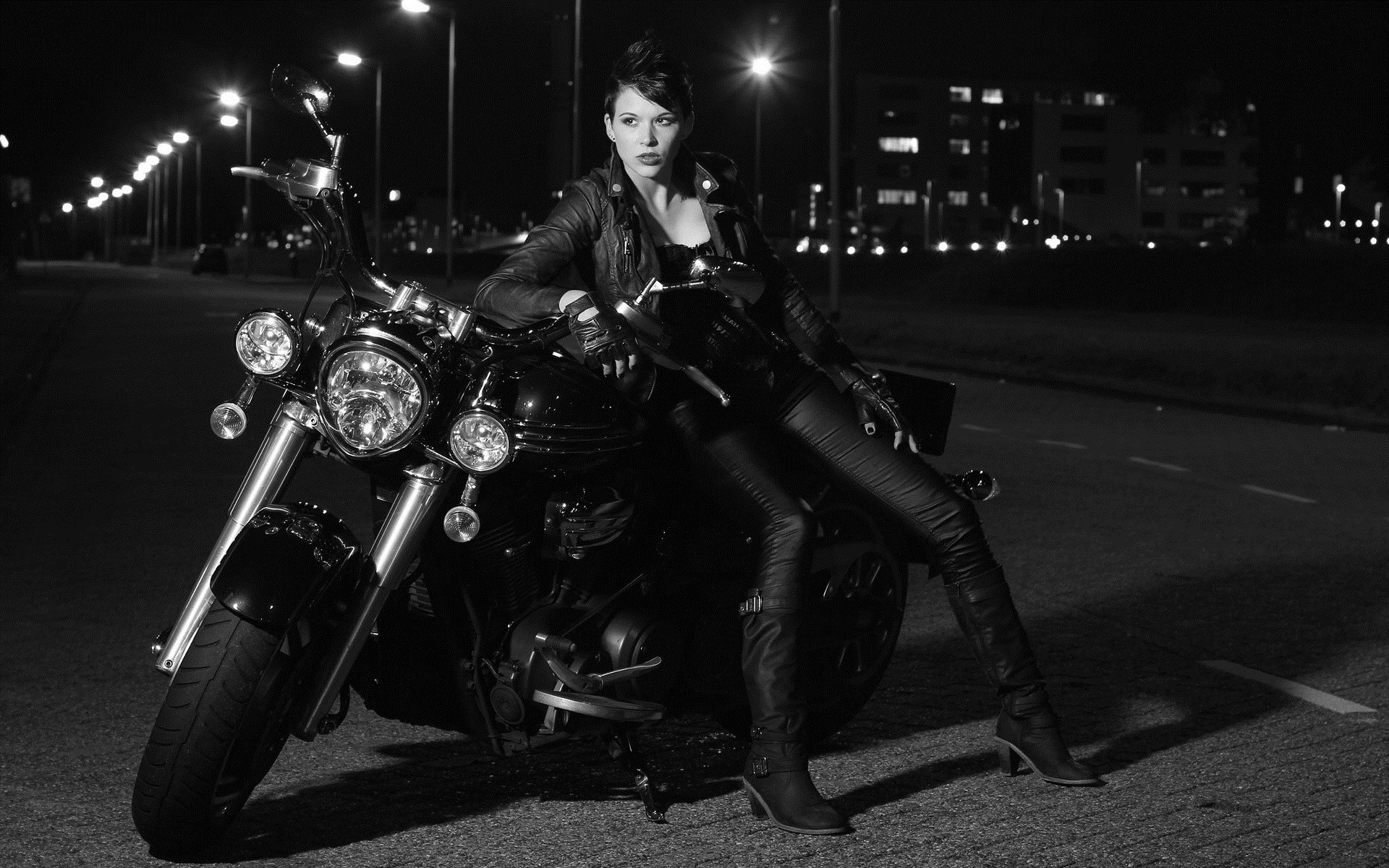 Photo Beautiful girls and motorcycles in Kum
