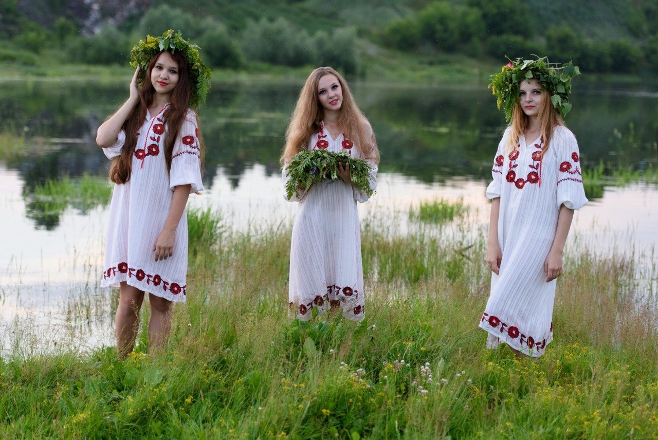 Slavic women in Kum