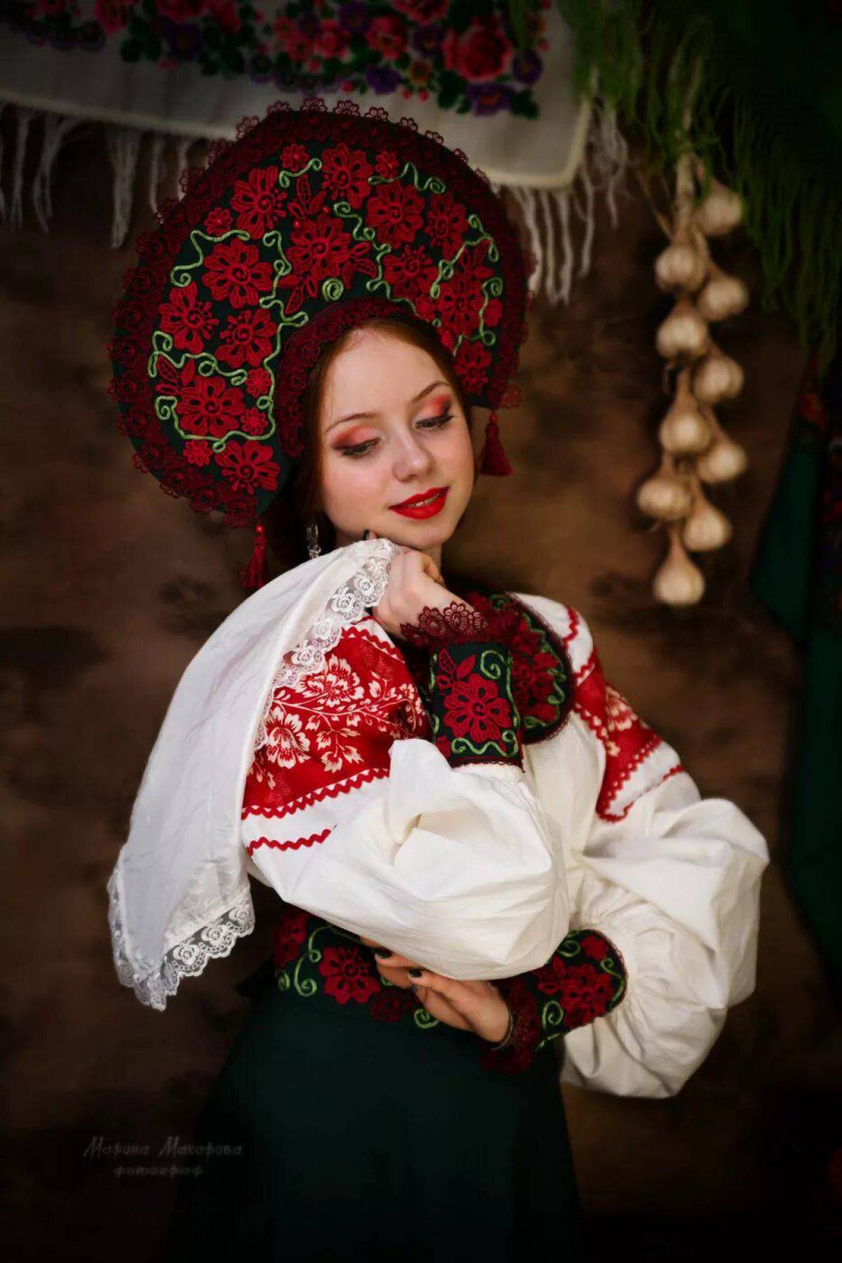 Women in Slavic costumes underwear in Kum