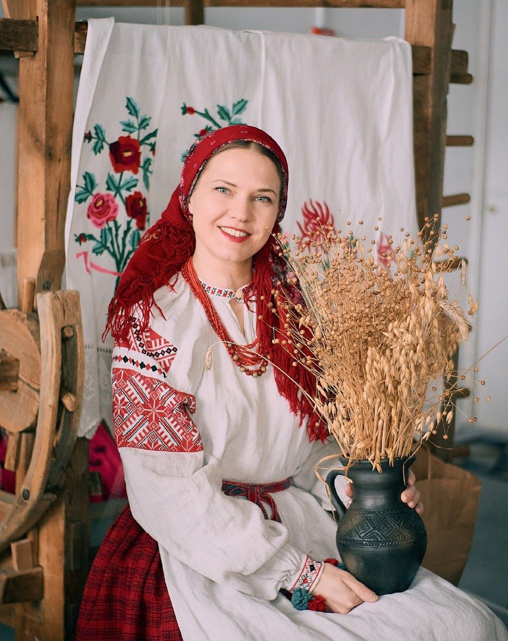 Women in Slavic costumes in Kum