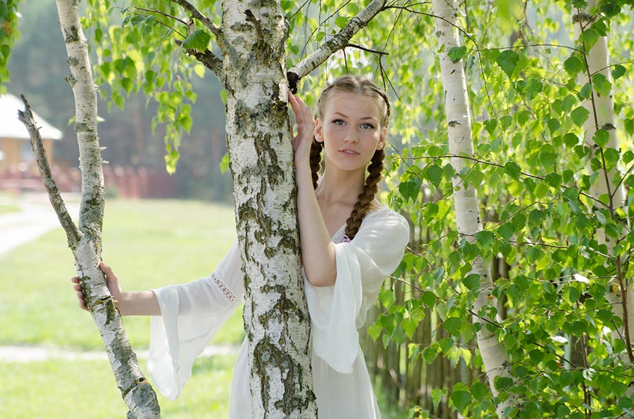 Women in Slavic costumes in Kum