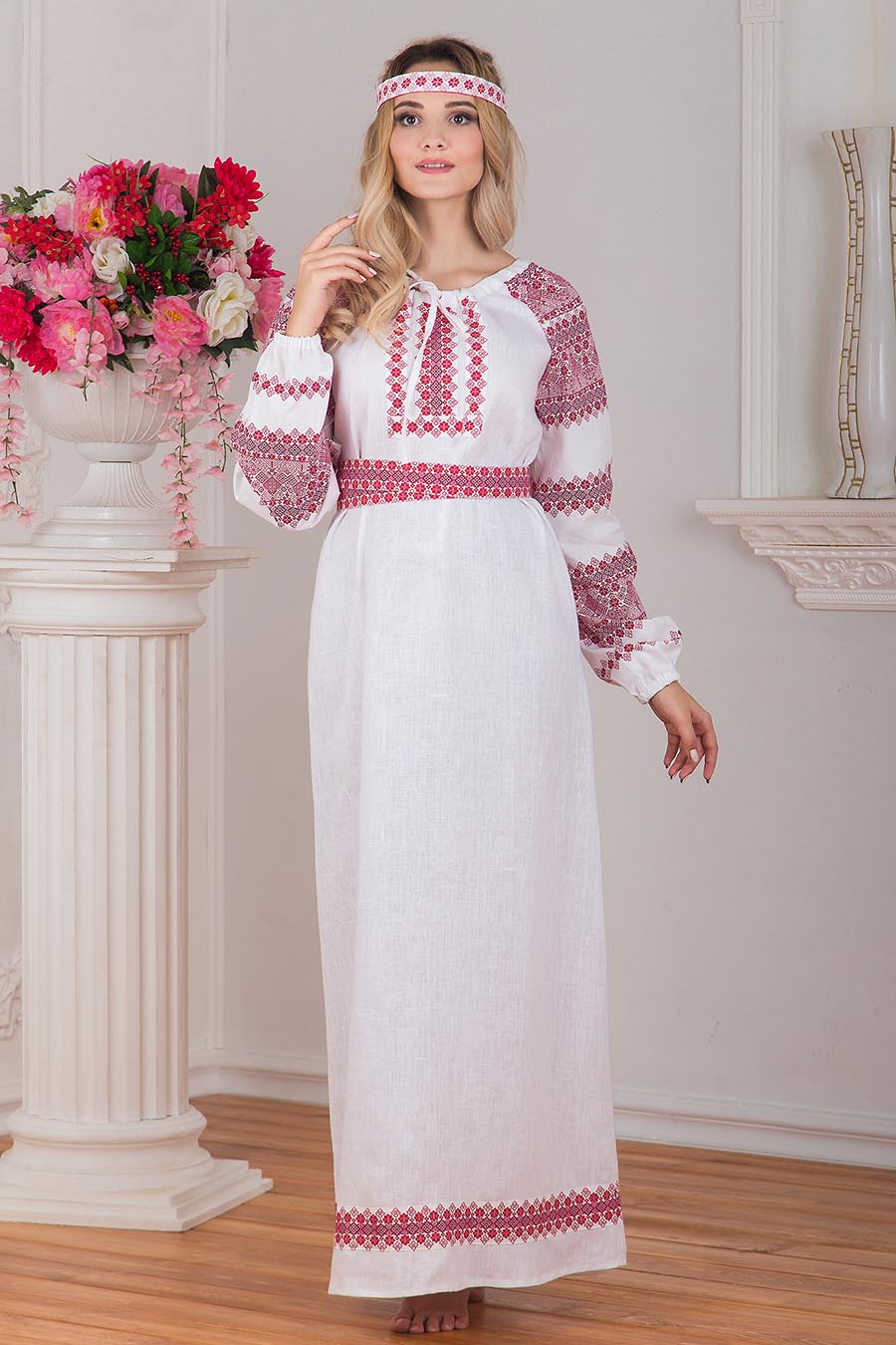 Women in Slavic costumes in Kum