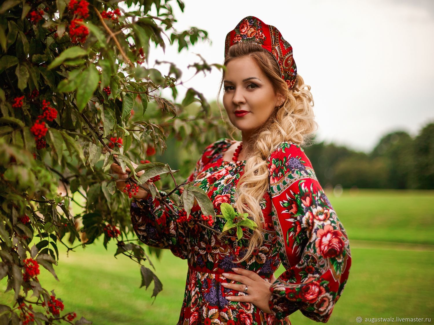 Women in Slavic costumes in Kum