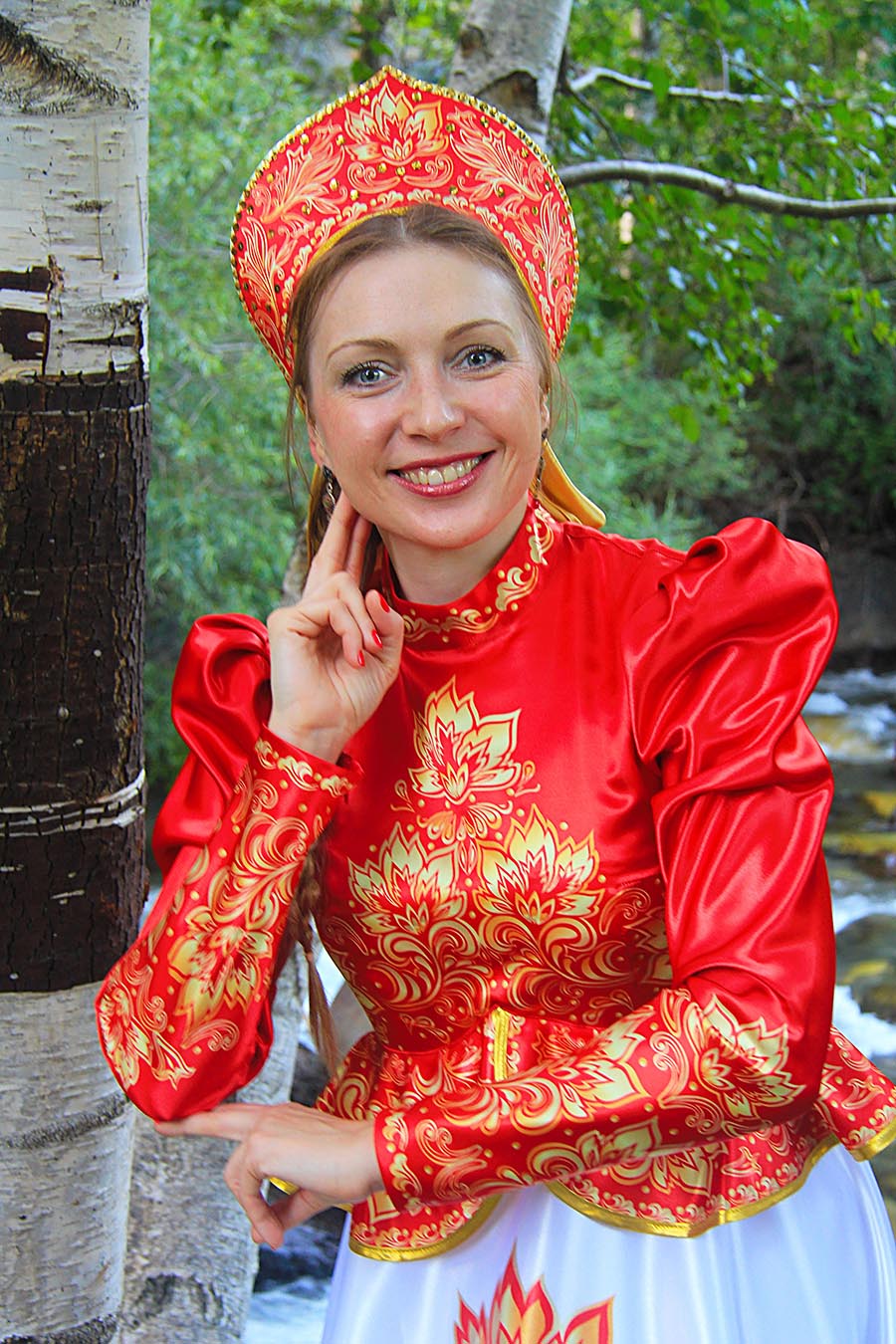 Women in Slavic costumes in Kum