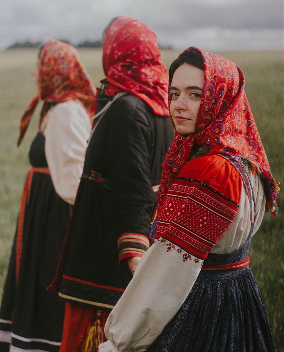 Women in Slavic costumes in Kum