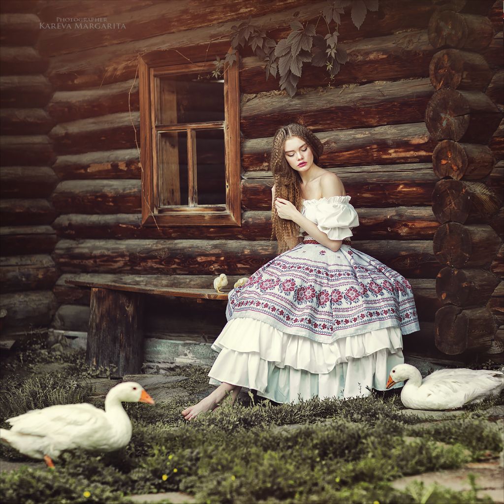 Women in Slavic costumes in Kum