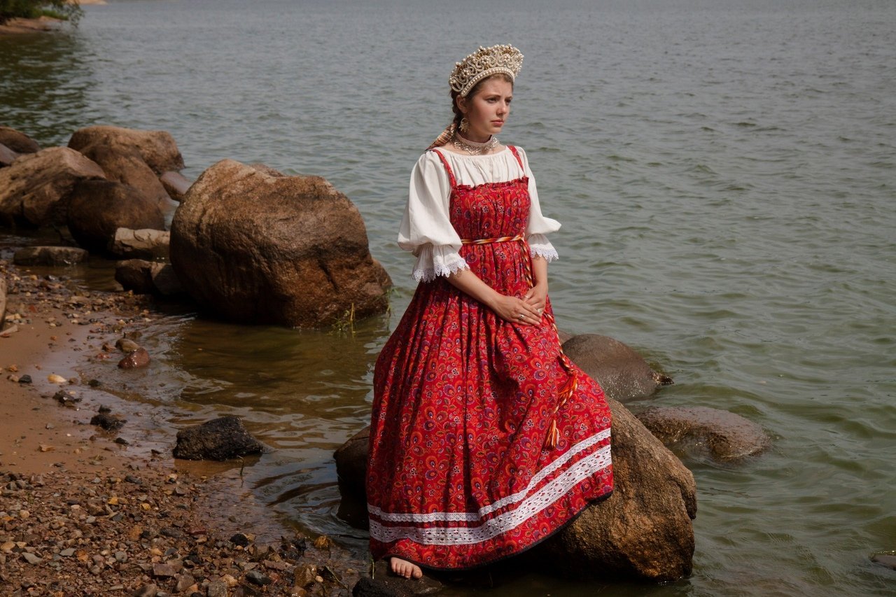 Women in Slavic costumes in Kum
