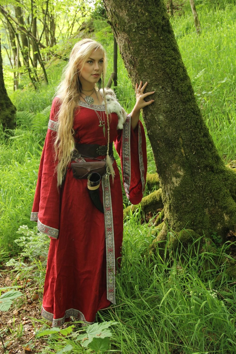 Women in Slavic costumes in Kum
