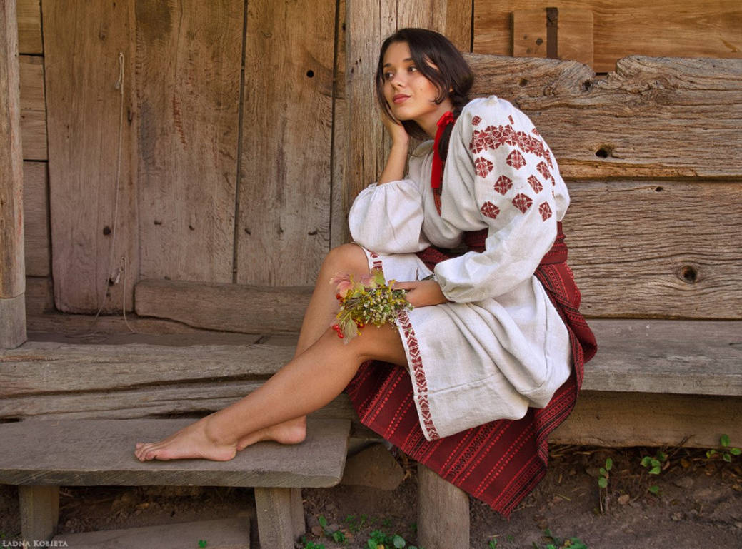 Women in Slavic costumes in Kum