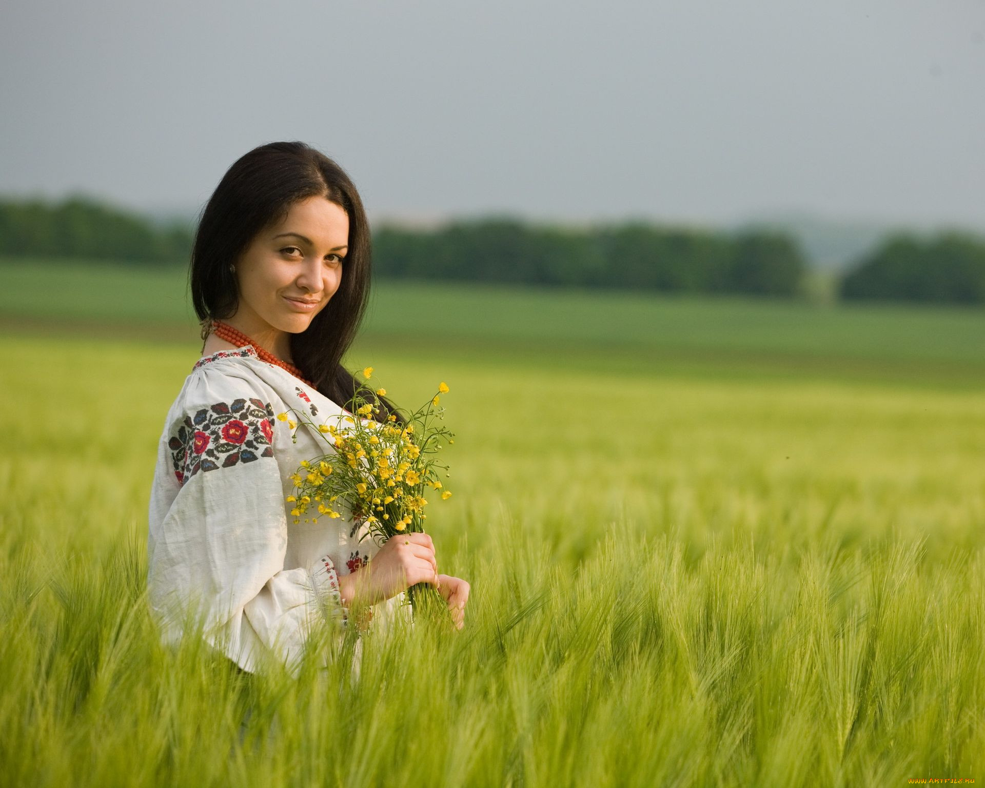 Women in Slavic costumes in Kum