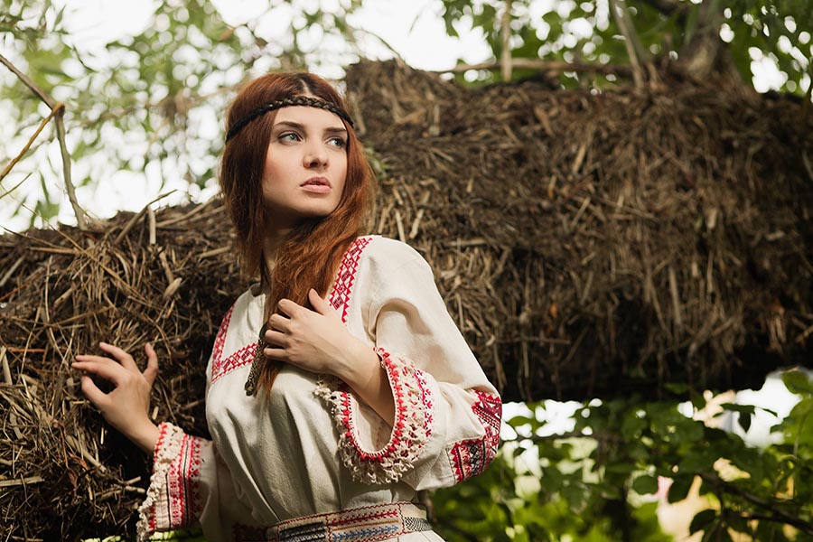 Women in Slavic costumes in Kum