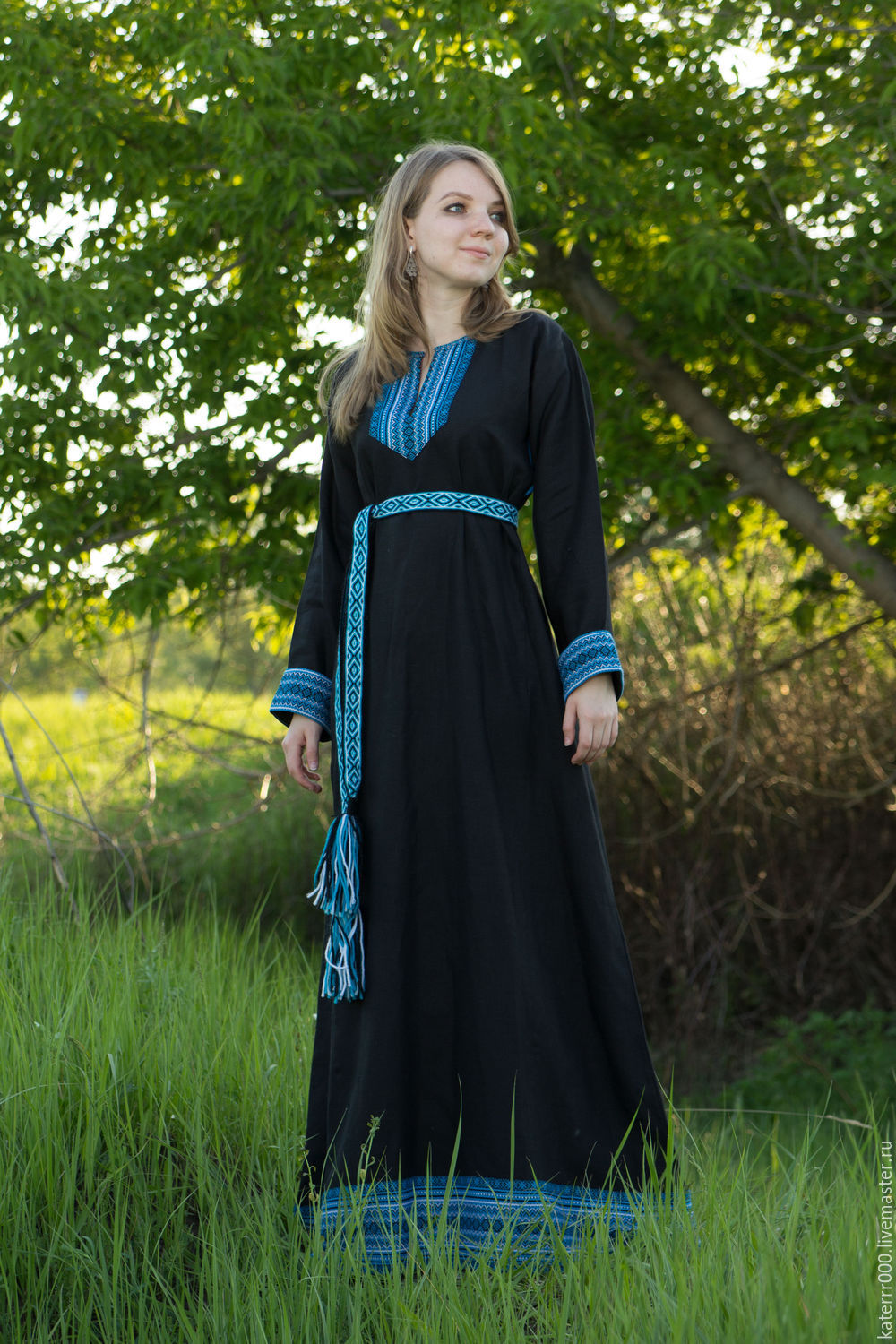 Women in Slavic costumes in Kum