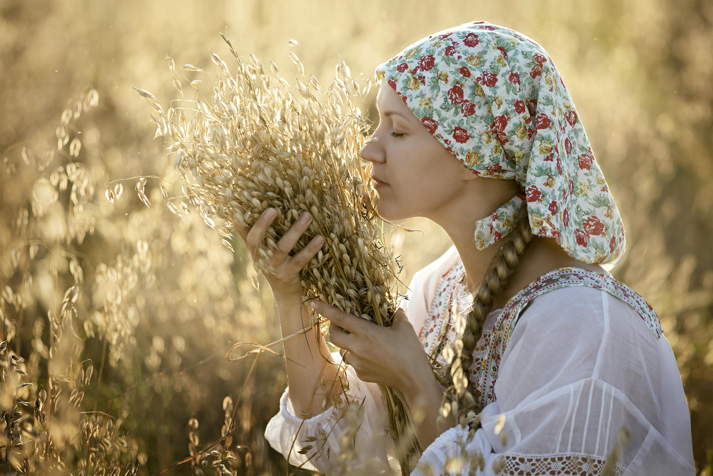 Photo Women in Slavic costumes in Kum