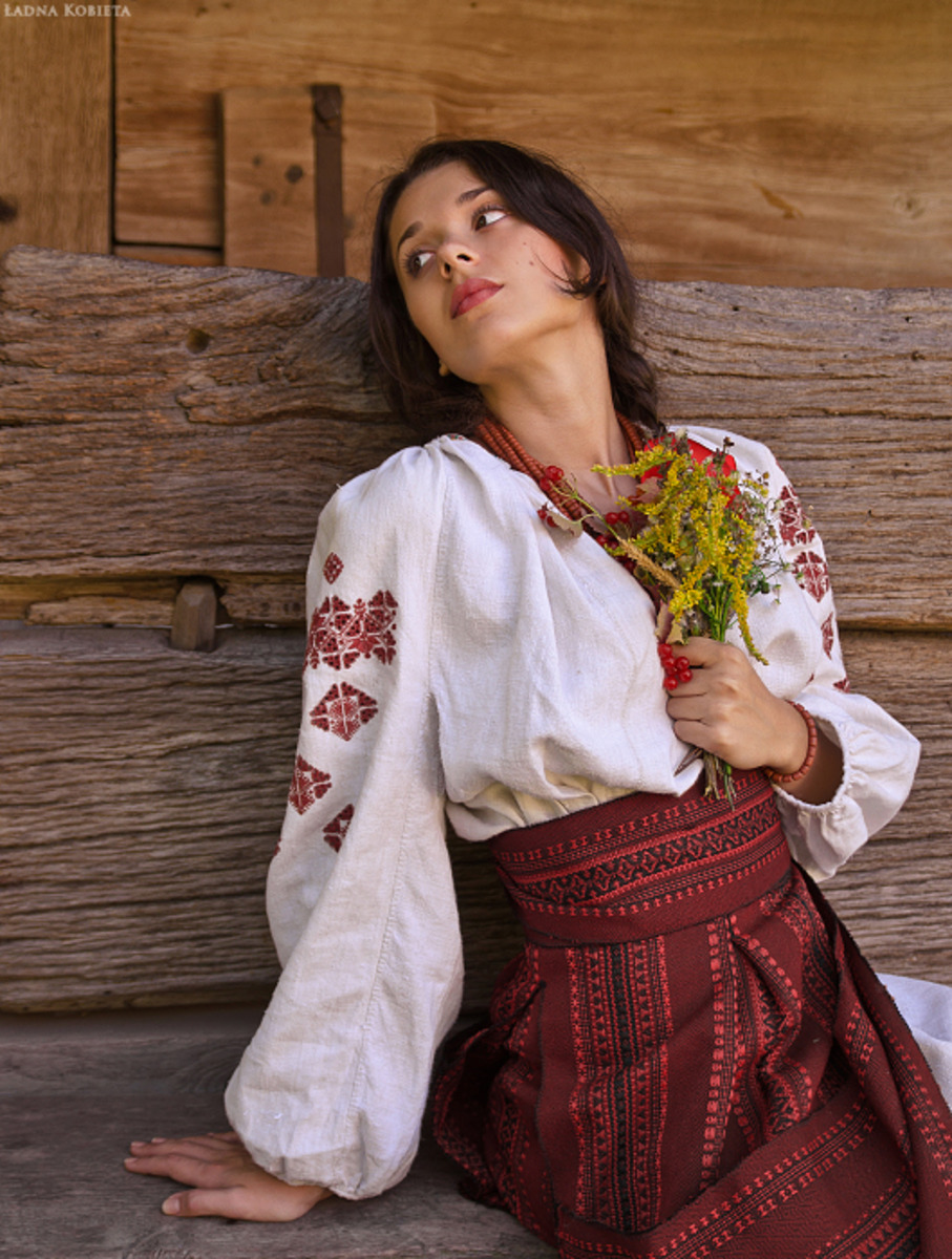 Girls in Slavic costumes in Kum