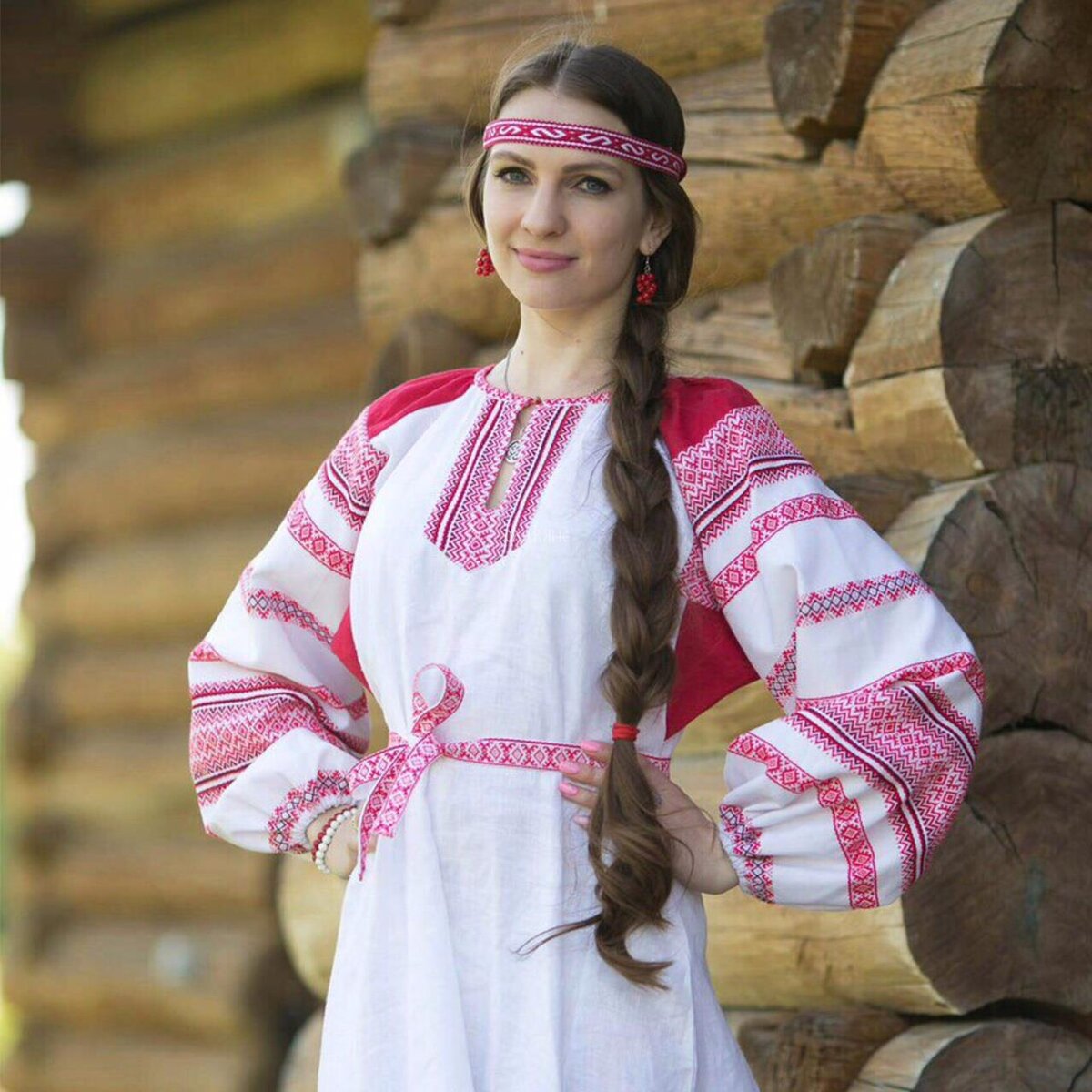 Girls in Slavic costumes in Kum