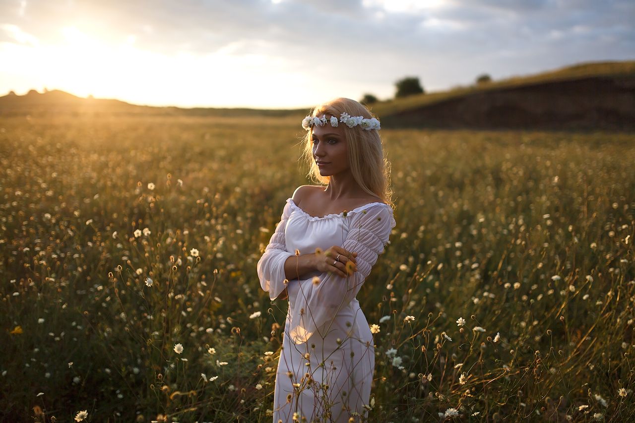 Girls in Slavic costumes in Kum