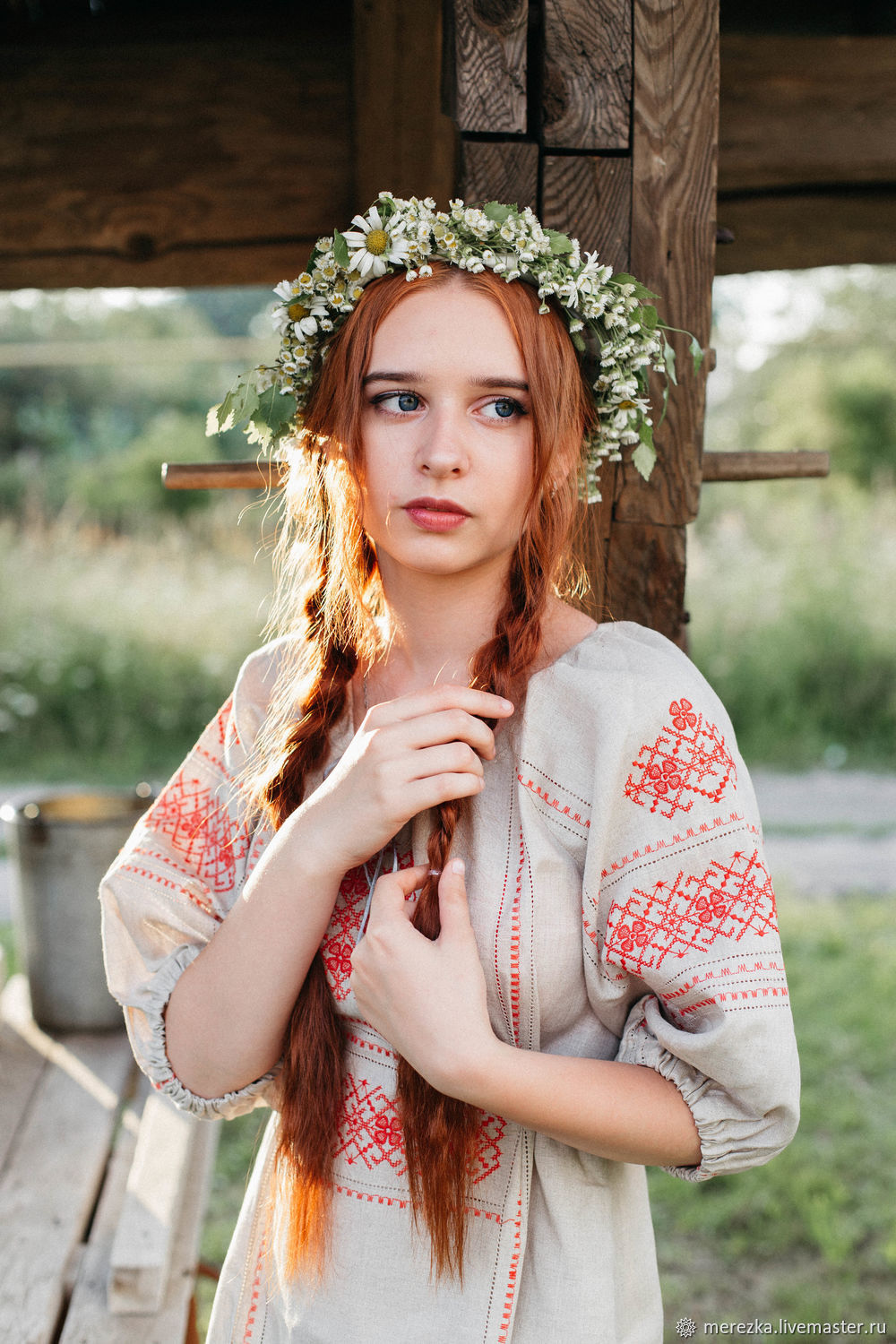Girls in Slavic costumes in Kum