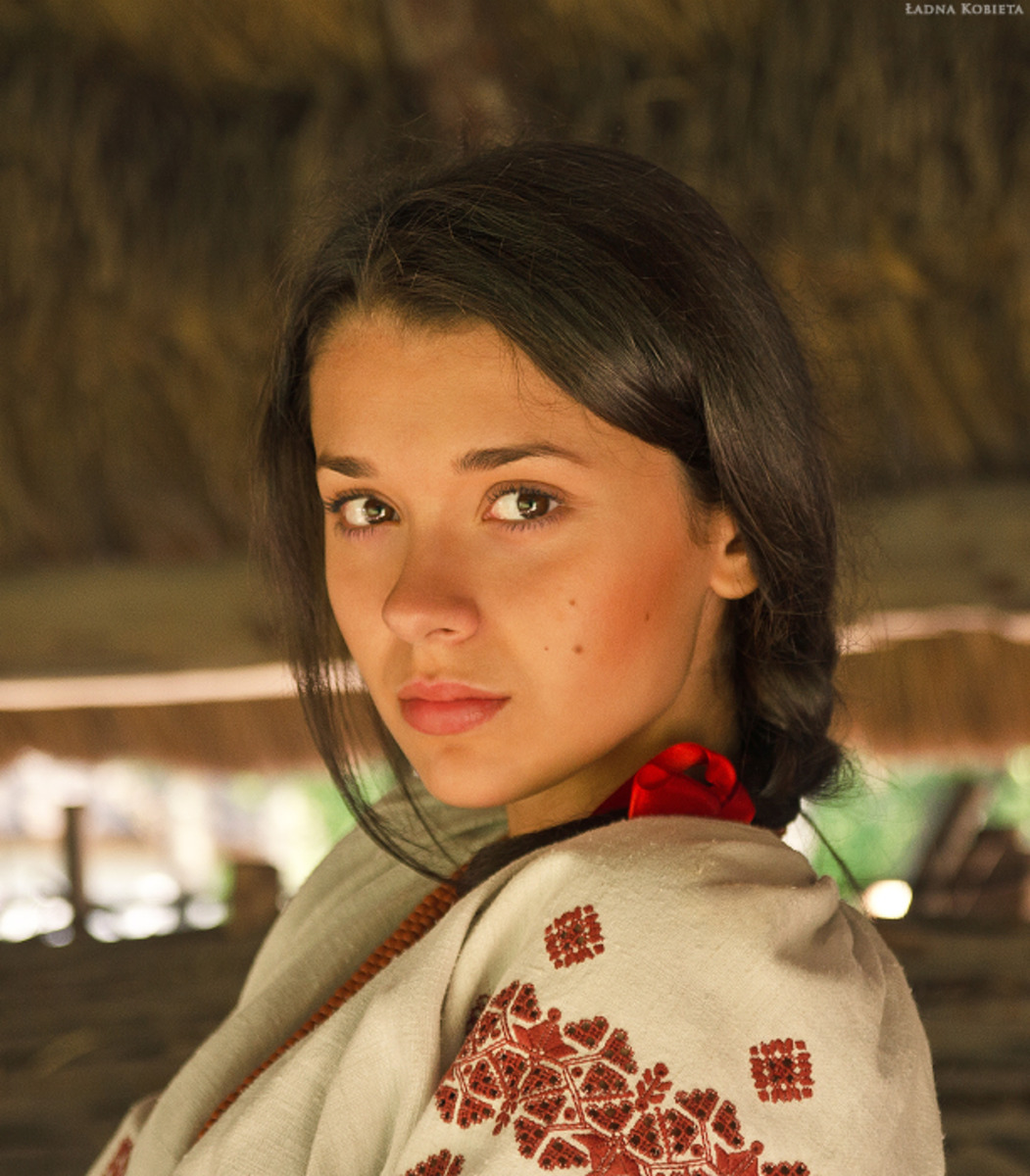 Girls in Slavic costumes in Kum
