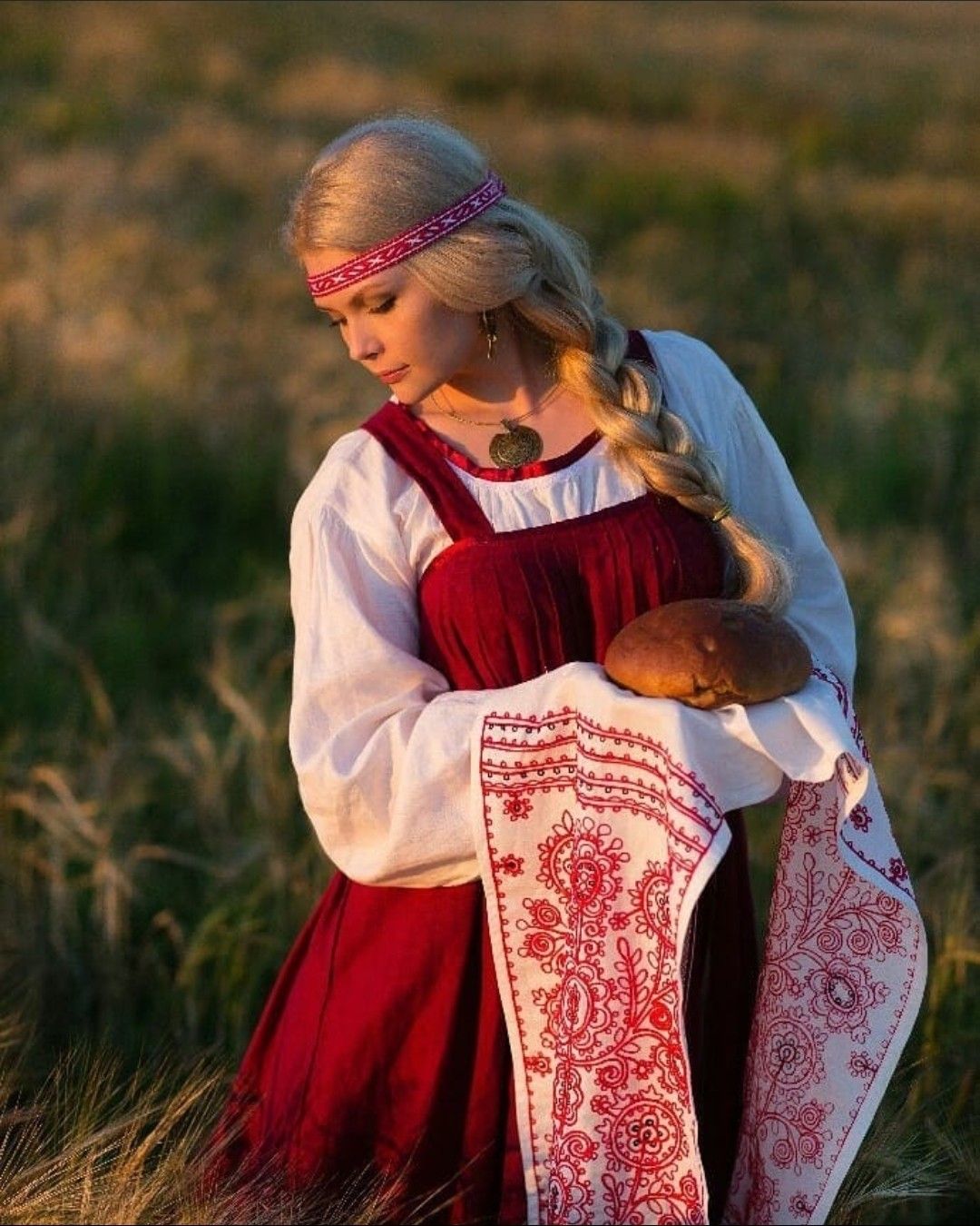 Girls in Slavic costumes in Kum