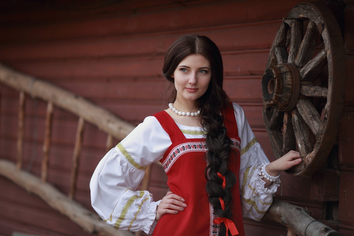 Girls in Slavic costumes in Kum