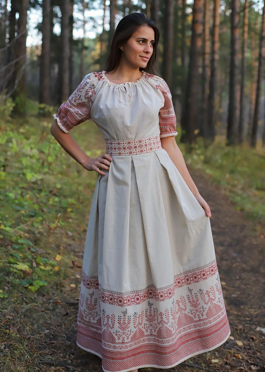Girls in Slavic costumes in Kum