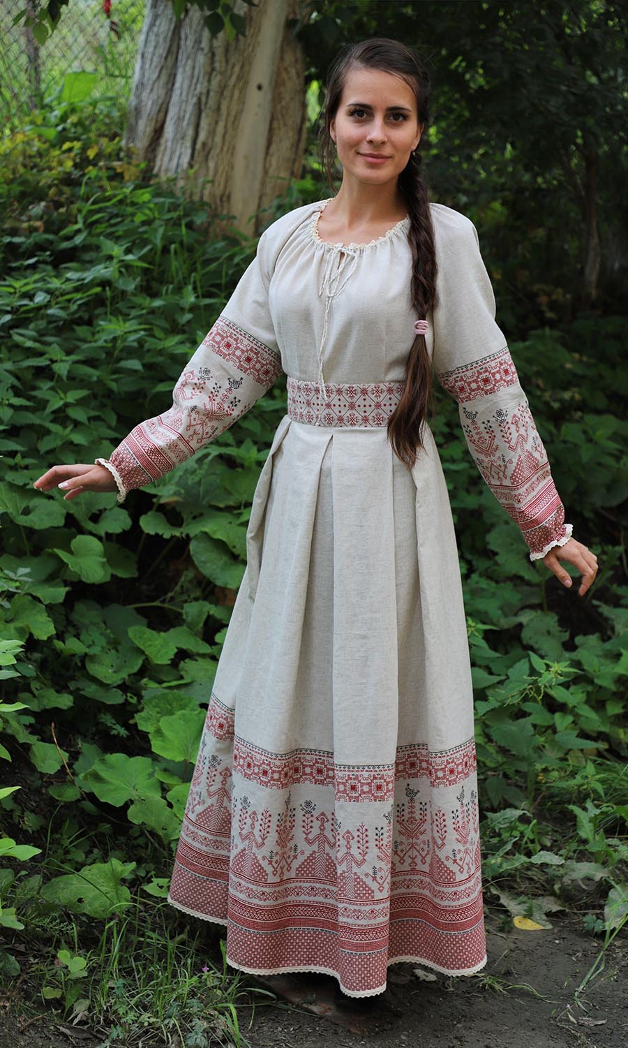 Girls in Slavic costumes in Kum