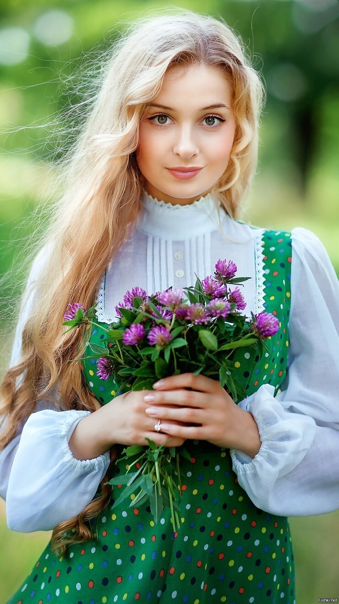 Girls in Slavic costumes in Kum