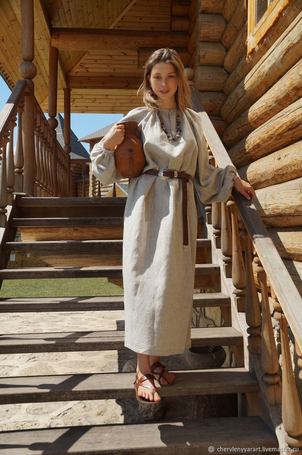 Girls in Slavic costumes in Kum