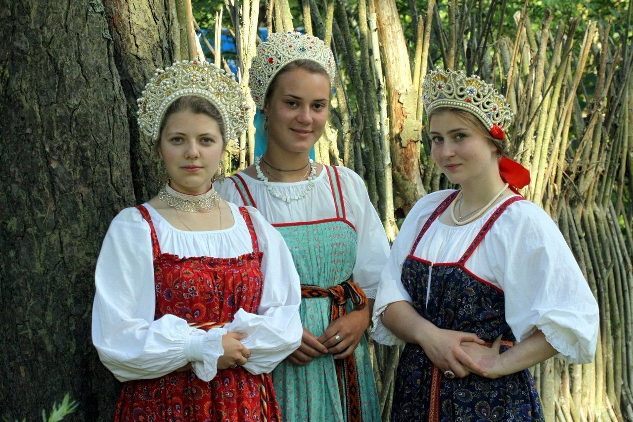 Sexy model Girls in Slavic costumes in Kum