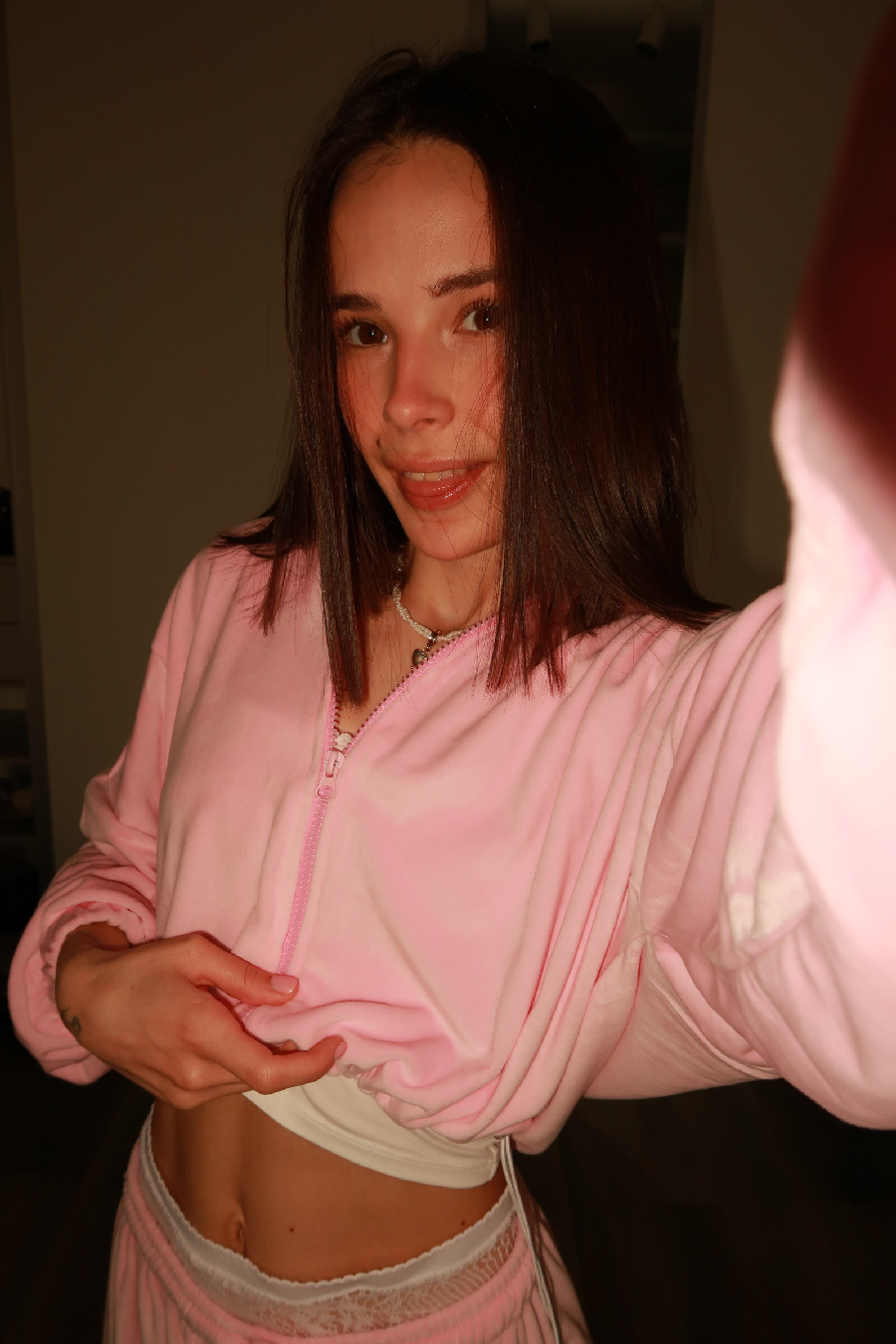 Tina brings the glow — live moments in Kum