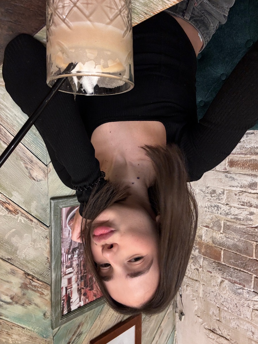 Fresh photos, fresh mood — Tina online in Kum